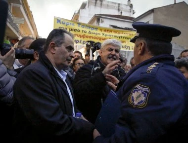 Διαμαρτυρία πολιτών λίγο πριν την ομιλία του Αλ. Τσίπρα στην Τρίπολη (φωτό)